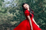 Sun Yi dreamy style red dress mobile wallpaper