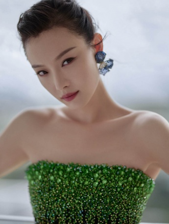 Ni Ni's sexy pictures at the 34th Golden Rooster Awards