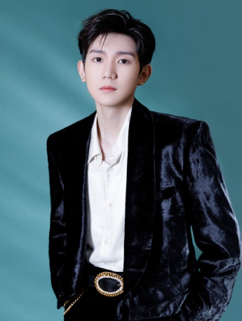 王源絲絨西裝帥氣寫真圖片