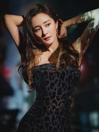 Yang Mi's charming and sexy photo in black leopard print dress