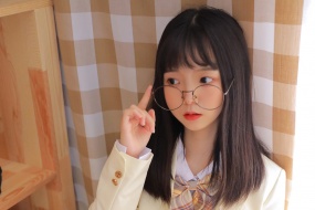 Petite and cute beauty photo desktop wallpaper