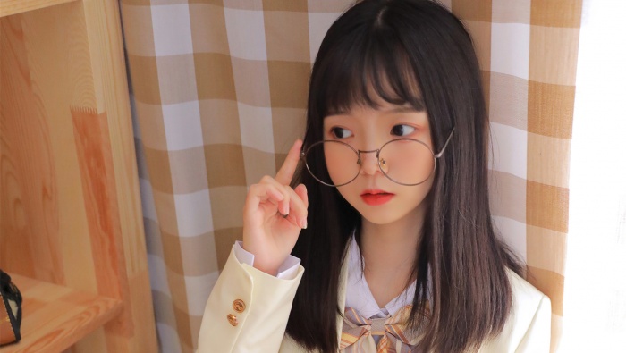 Petite and cute beauty photo desktop wallpaper