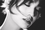 Rainie Yang's black and white photo blockbuster with light and shadow texture