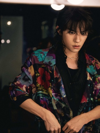 Yi Yang Qianxi’s behind-the-scenes photos of Double Eleven