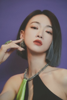 Wu Jinyan sexy photo in dark green color matching dress