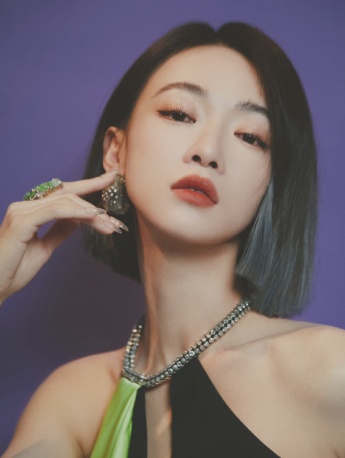 吴谨言墨绿拼色礼服性感写真