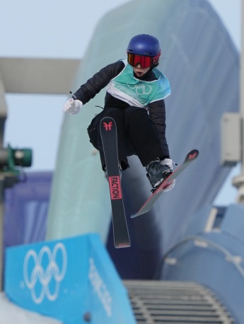 Gu Ai volleying and grabbing the board HD mobile wallpaper