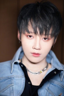 Liu Yuxin blue and black denim stitching fashion sexy photo