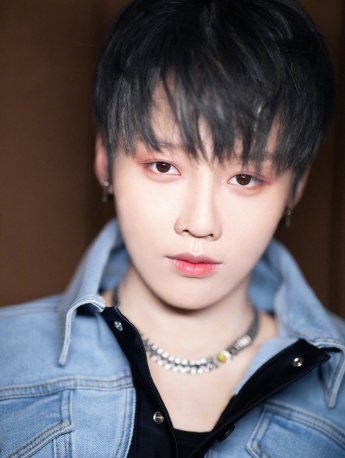 Liu Yuxin blue and black denim stitching fashion sexy photo