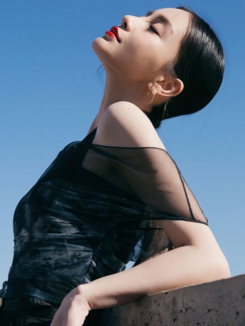 Yang Ying curved screen HD mobile wallpaper