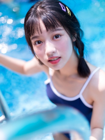 Sexy and eye-catching outdoor photos of beauties in summer swimsuits