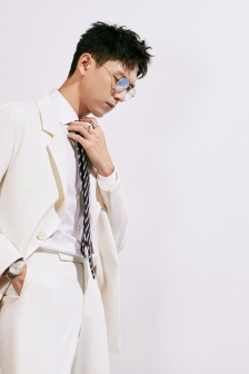 李现白色西服型男风帅气写真