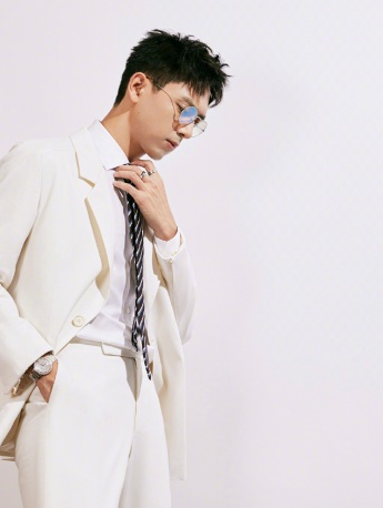 Li Xian handsome photo in white suit