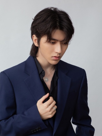 Cai Xukun elegant and handsome photo in blue suit