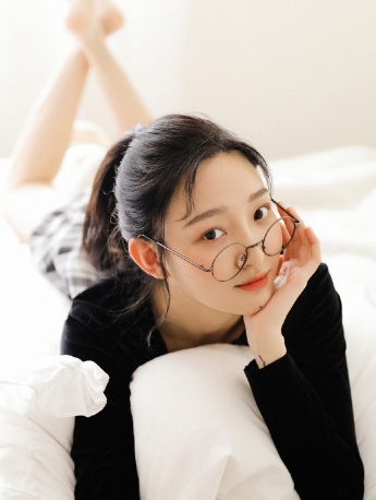 边框眼睛美女床上妩媚性感写真