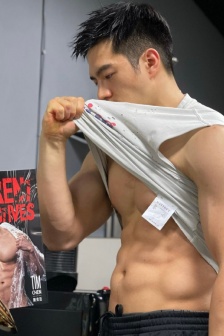 Pictures of Chen Yiting, a handsome man with strong breasts and strong muscles