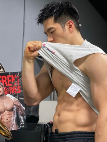 Pictures of Chen Yiting, a handsome man with strong breasts and strong muscles