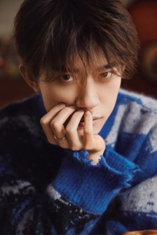 Yi Yangqianxi's handsome and sunny photo in spring