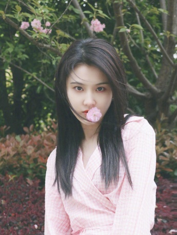 Zhang Huiwen's gentle and romantic spring photos