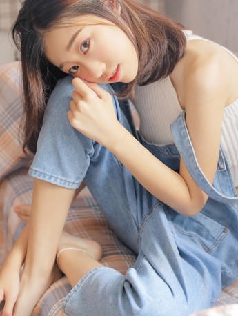 Aesthetic photo of a sunny and cute girl wearing suspenders and overalls