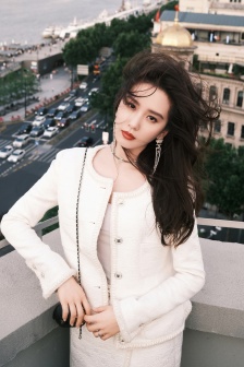 Liu Shishi's modern, charming and sexy photos