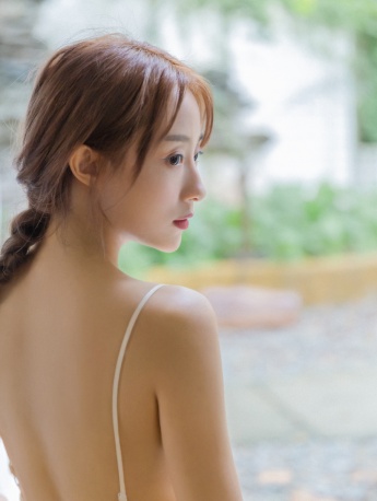 露背吊带长裙美女性感写真