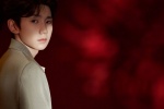 Wang Yuan's red flower suit is elegant and handsome pictures and photos