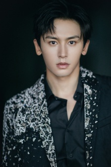 Zhang Zhehan handsome photo in black suit with dark pattern and diamonds