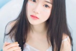 Temperamental long-haired beauty wet and seductive photo in bathtub