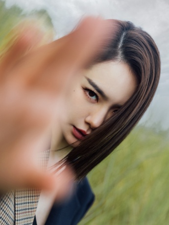 Qi Wei's smart and sexy photos in stitched suits