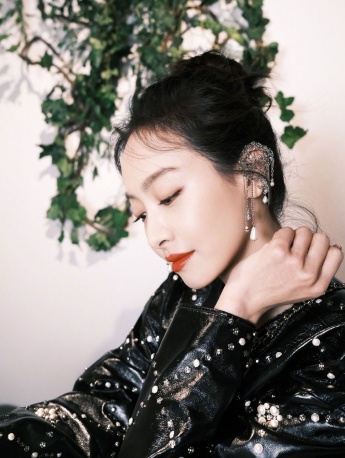 Song Qian's elegant embroidered gauze skirt sexy pictures and photos