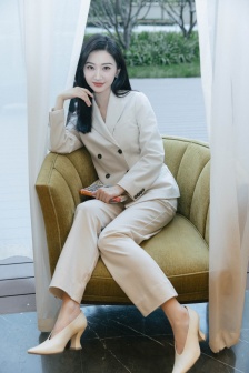 Jing Tian’s intellectual and sexy photo in beige suit