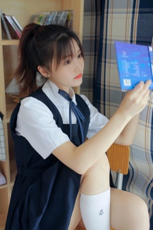 可爱学生妹美女图书馆甜美写真