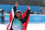 Photos of Su Yiming wearing a national flag