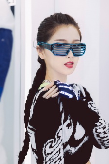 虞书欣写真手机壁纸