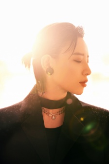 李斯丹妮黑色修身西装时尚写真图片