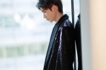 王源黑西服雅緻帥氣寫真圖片