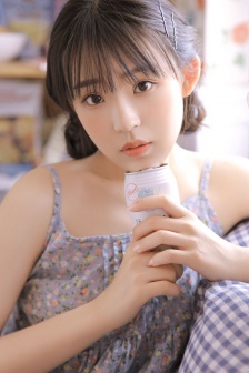 性感印花吊带睡裙美女图片写真