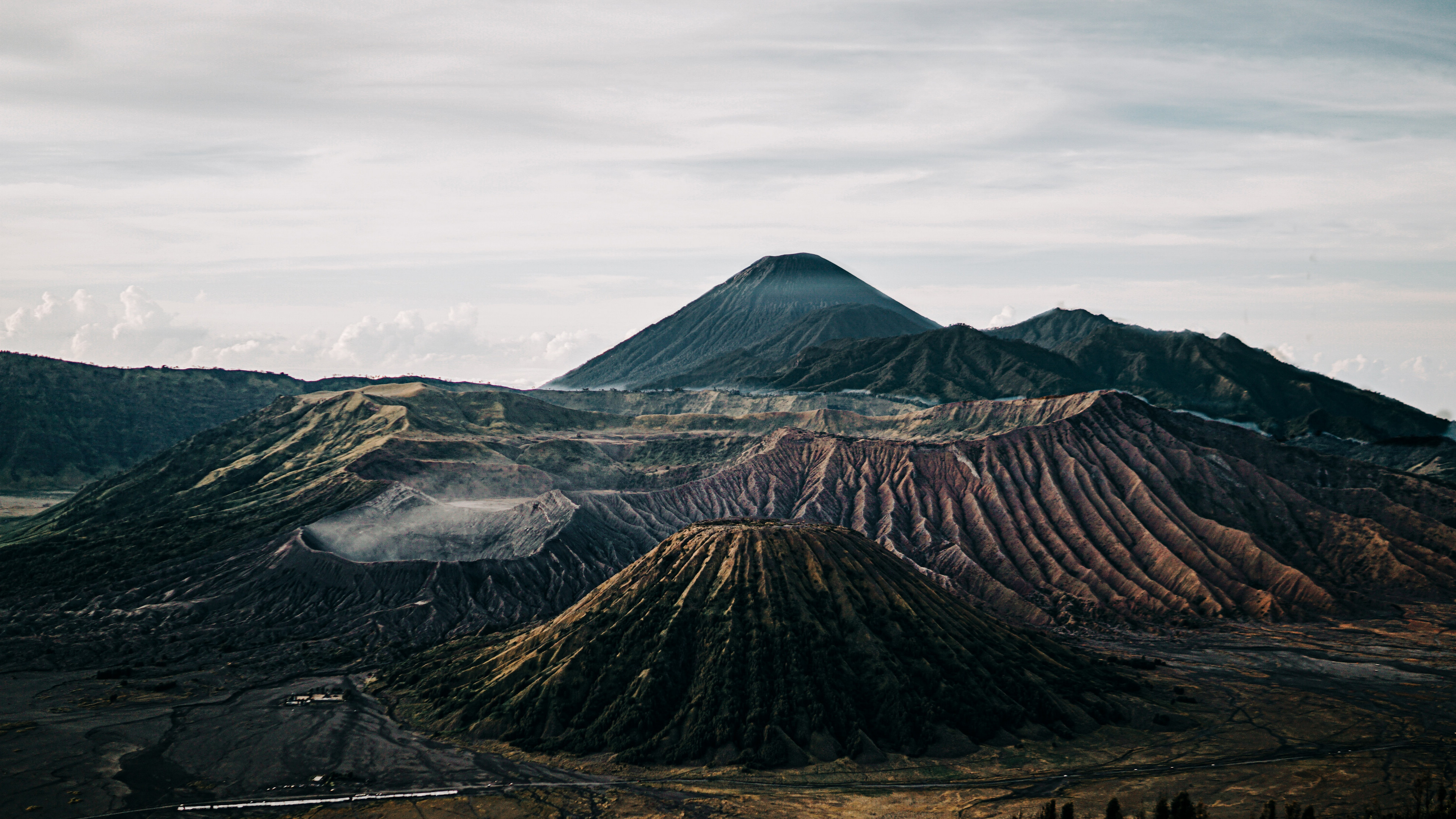 远处的火山风景摄影壁纸
