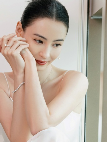 Cecilia Cheung's bright and sexy photos in suspender dress