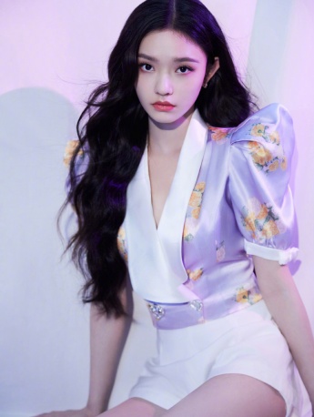 Lin Yun's retro sexy photo in purple printed top
