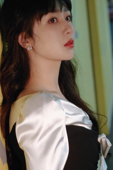 Beauty Yang Zi full screen mobile wallpaper