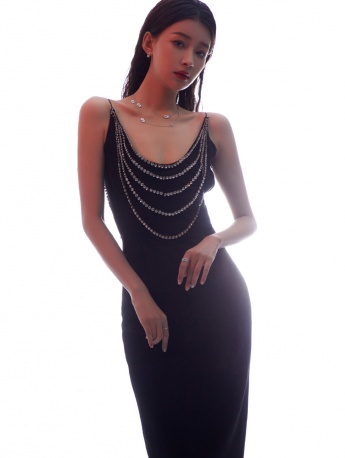 Sun Yiliang sexy photo in diamond backless long dress