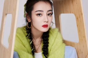 Dilireba playful and cute photo pictures wallpaper