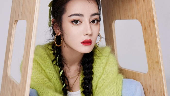 迪麗熱巴俏皮可愛寫真圖片壁紙