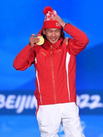 蘇翊鳴金牌頒獎台高清手機壁紙 ​​​​