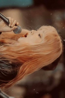 Taeyeon blonde sunglasses wallpaper