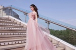 Li Qin's gentle and sexy photo in pink gauze skirt