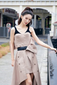 金晨不规则吊带裙性感写真