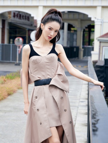 金晨不規則吊帶裙性感寫真